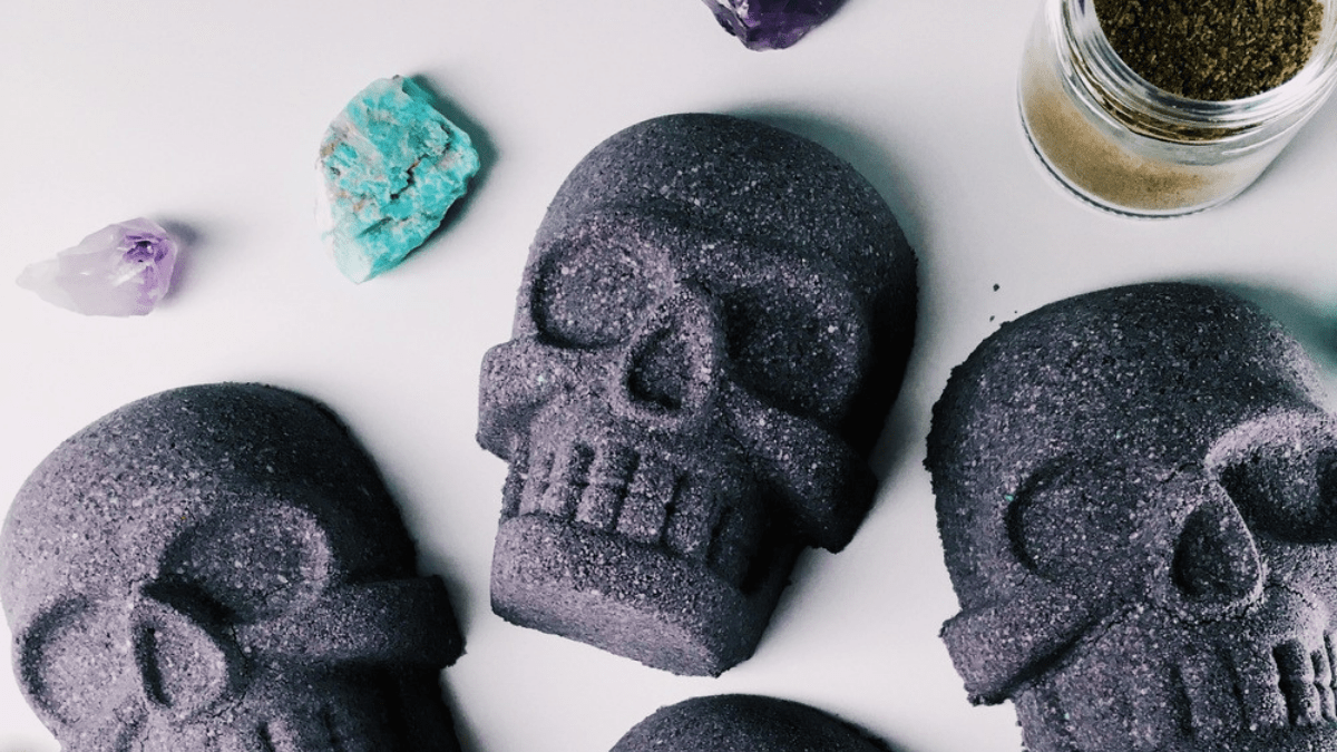 three black skull bath bombs